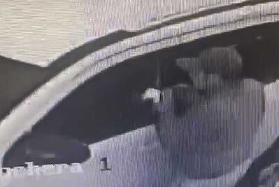 Ladrón rompe cristales de auto para robarse una bolsa en Puebla