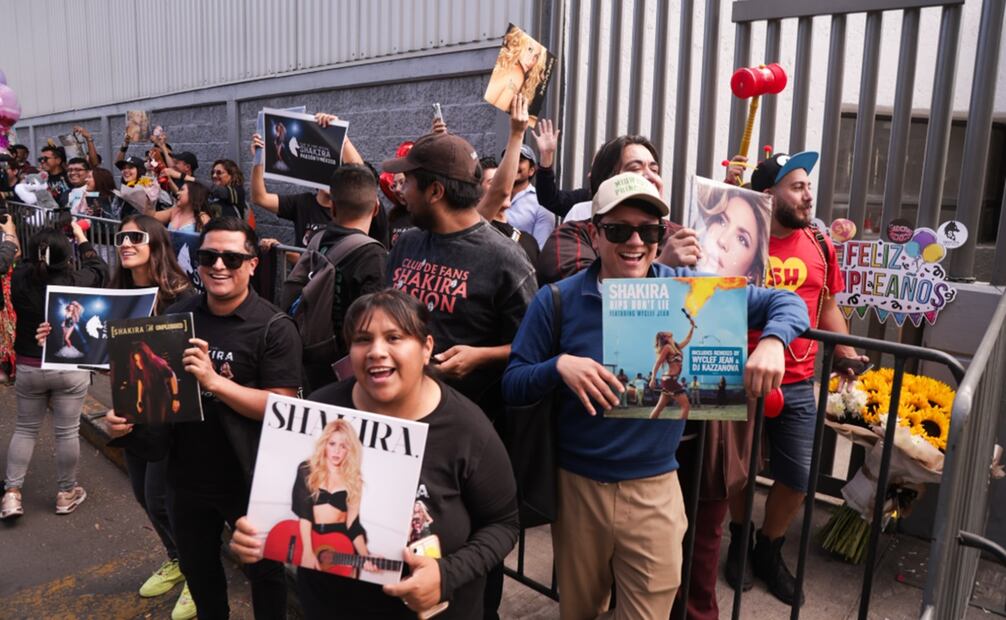 Fans de Shakira en México se dan cita con la ilusión de verla. Foto: Carlos Mejía/EL UNIVERSAL.
