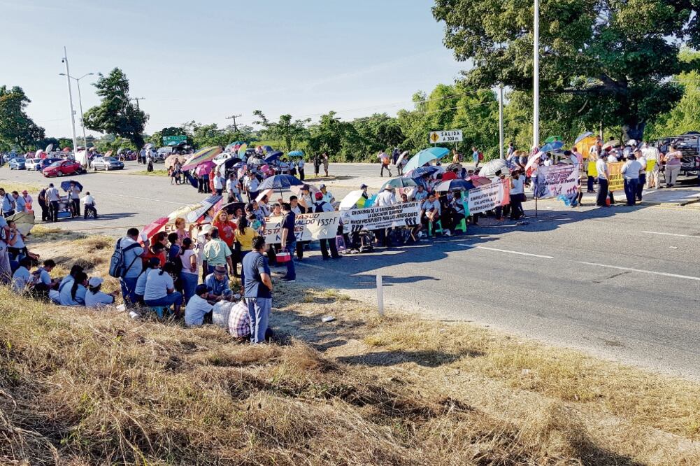 Desde el 30 de noviembre pasado comenzaron los bloqueos a calles y carreteras, cuando trabajadores de las Secretarías de Salud y Educación exigieron que se garantizara el pago de prestaciones ()LUMA LÓPEZ. EL UNIVERSAL
