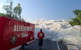 Acumulación de espuma por aguas negras provoca cierre carretero en Alfajayucan, Hidalgo; piden a automovilistas usar vías alternas  