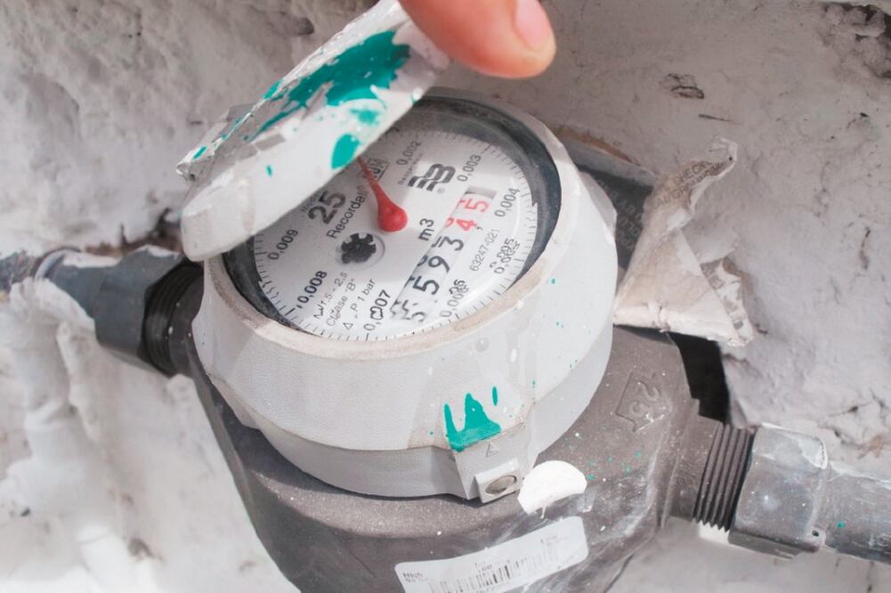 Denuncia. El robo de medidores genera fugas de agua por tiempos prolongados en la zona, aseguran. Foto/ARCHIVO EL UNIVERSAL