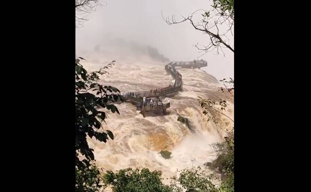 Las abundantes lluvias caídas en los últimos dos días en varios puntos de Argentina y en el sur de Brasil, elevaron el caudal del río Iguazú hasta un volumen cercano a los 6 mil 500 metros cúbicos por segundo. Foto: Captura de pantalla.