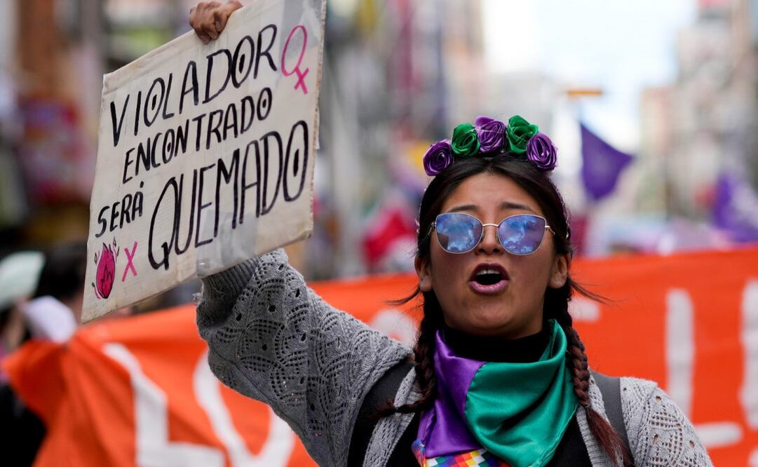 Una mujer lanza proclamas en una marcha por el Día Internacional por la Erradicación de la Violencia contra las Mujeres. Foto: AP Foto/Juan Karita