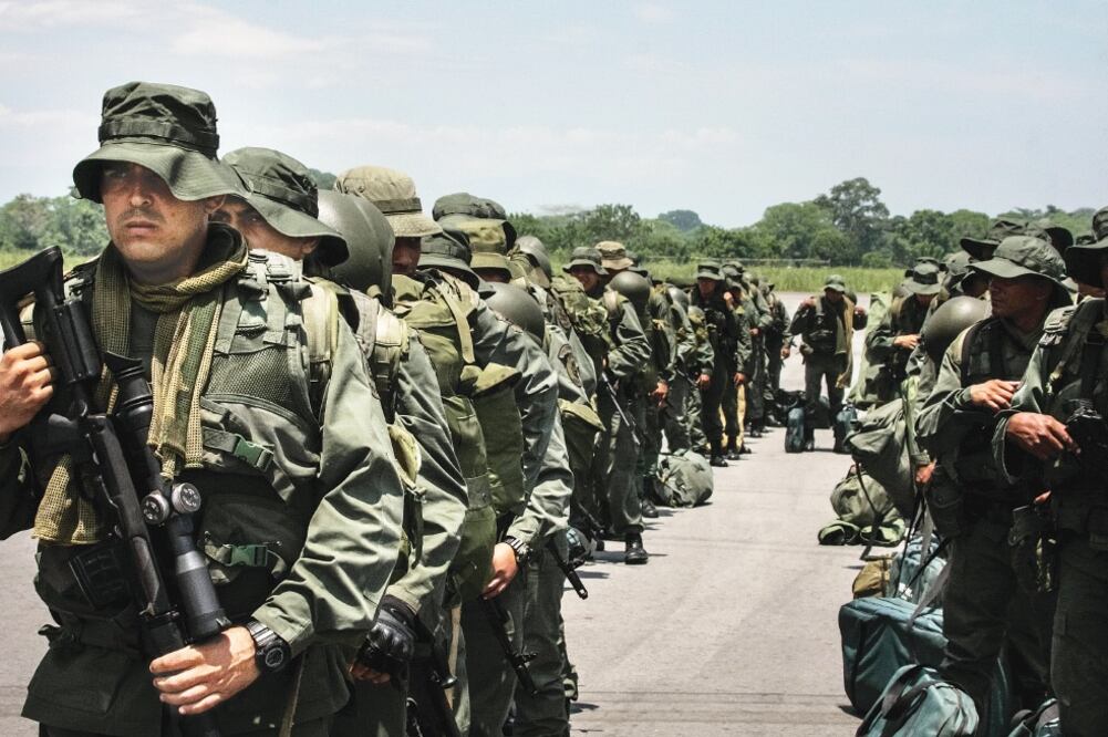 Miembros de la Armada de Venezuela, al llegar ayer a la comunidad de La Fría, en Táchira. El gobierno de Venezuela informó que en los últimos meses ha inhabilitado 177 “pasos irregulares” en la zona fronteriza de ese estado (ALBERTO HERNANDEZ. EFE)