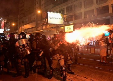 Protestas de Hong Kong se convierten en violentos enfrentamientos en dos ciudades