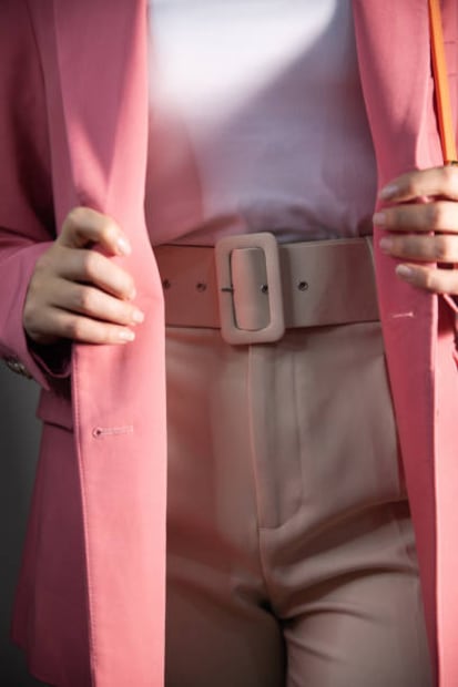 Look rosa y beige caramelo. Foto: Unsplash