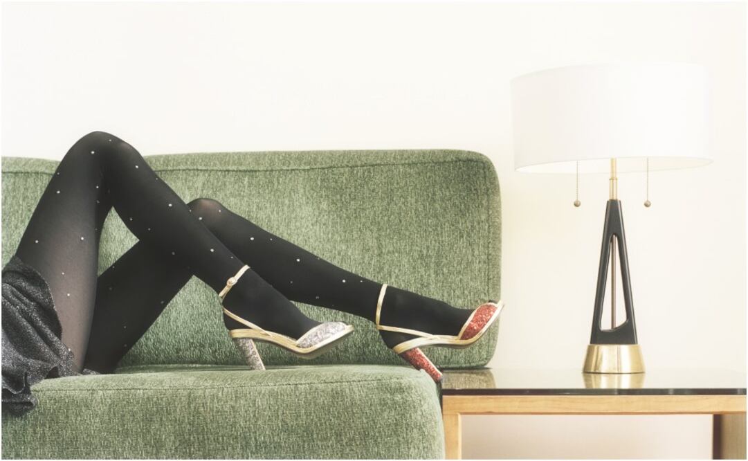 Las creadoras de Rodarte mostraron un par de tacones con terminación en punta y correa al tobillo con el toque brillante que las caracteriza.