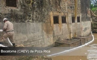 Pemex activa operativo de limpieza por residuos de aceite en Poza Rica; fuertes lluvias provocan derrame