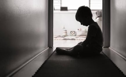 "No nos dejaba dormir": padres sacan a su hijo de 4 años con tos a dormir a la calle