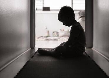 "No nos dejaba dormir": padres sacan a su hijo de 4 años con tos a dormir a la calle