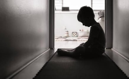 "No nos dejaba dormir": padres sacan a su hijo de 4 años con tos a dormir a la calle