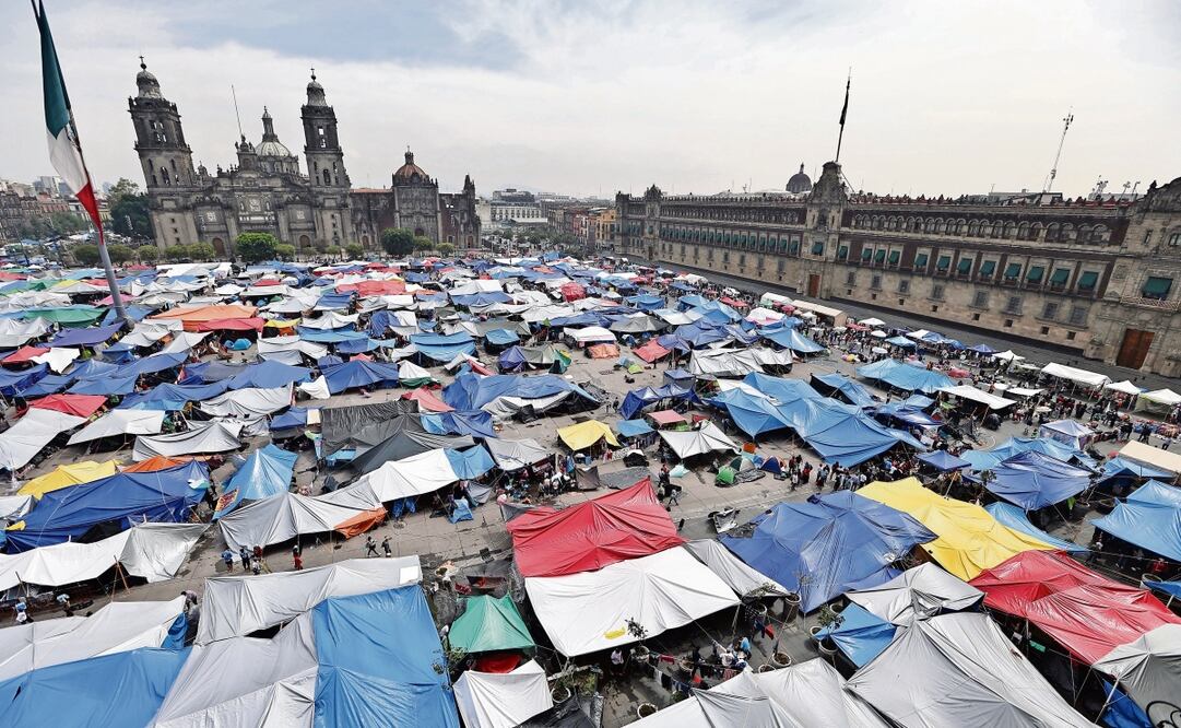 La CNTE se prepara para robustecer el plantón que mantiene en el Zócalo capitalino desde el 15 de mayo para exigir al gobierno federal que se atiendan sus demandas. Foto: Berenice Fregoso / EL UNIVERSAL