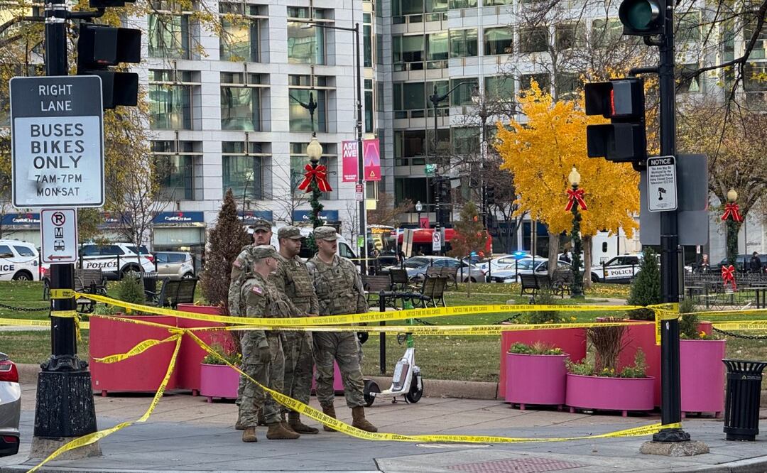 Integrantes de la Guardia Nacional de Estados Unidos custodian este miércoles, cerca de la Casa Blanca en Washington (EE.UU.). El presidente de Estados Unidos, Donald Trump, prometió que la persona que disparó contra dos agentes de la Guardia Nacional cerca de la Casa Blanca "pagará un precio muy alto" por ello. Foto: EFE