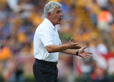 Complicado debut para el 'Tuca'