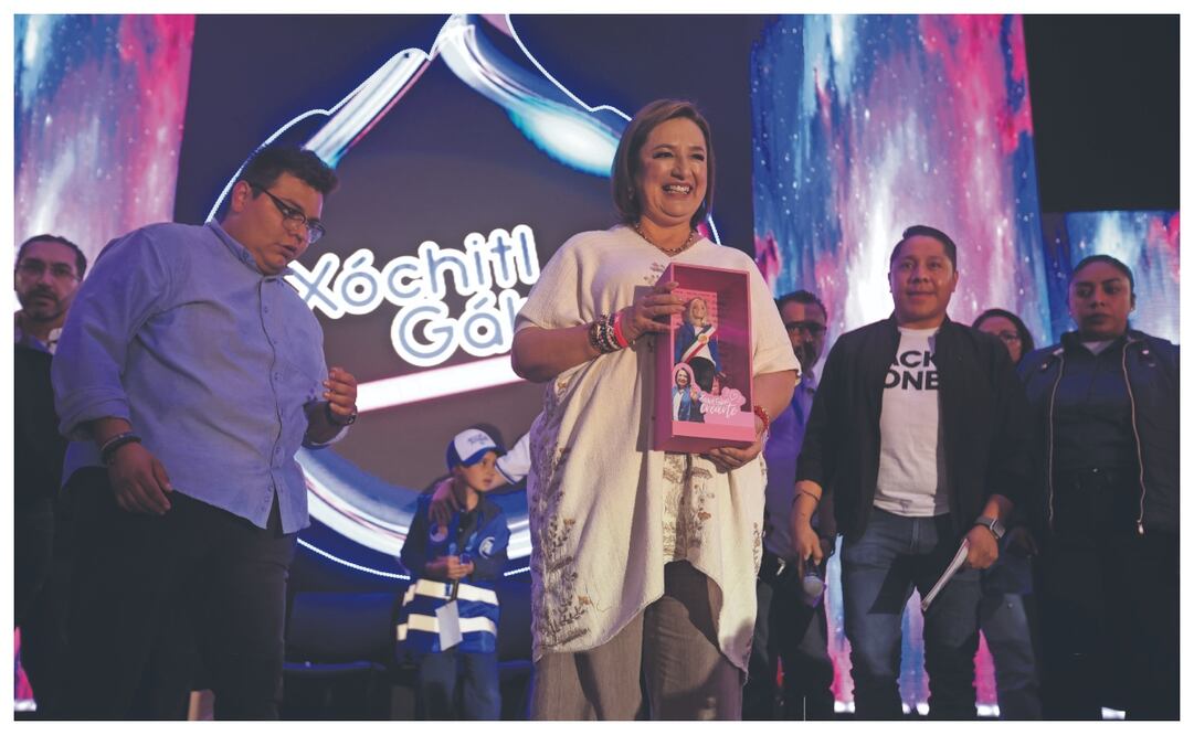 Xóchitl Gálvez acudió al CEN del PAN al Encuentro con Jóvenes de Acción Juvenil, donde le fue entregada una muñeca. Foto: de Francisco Rodríguez. El Universal.