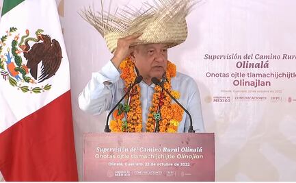 Con todo y sombrero, AMLO responde a quienes se burlan por sus regalos: "pobrecitos no saben"