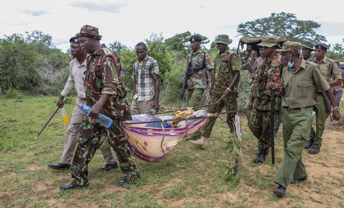 La policía y los residentes locales cargan los cuerpos exhumados de las víctimas de un culto religioso en la parte trasera de un camión en el pueblo de Shakahola. Foto: AP