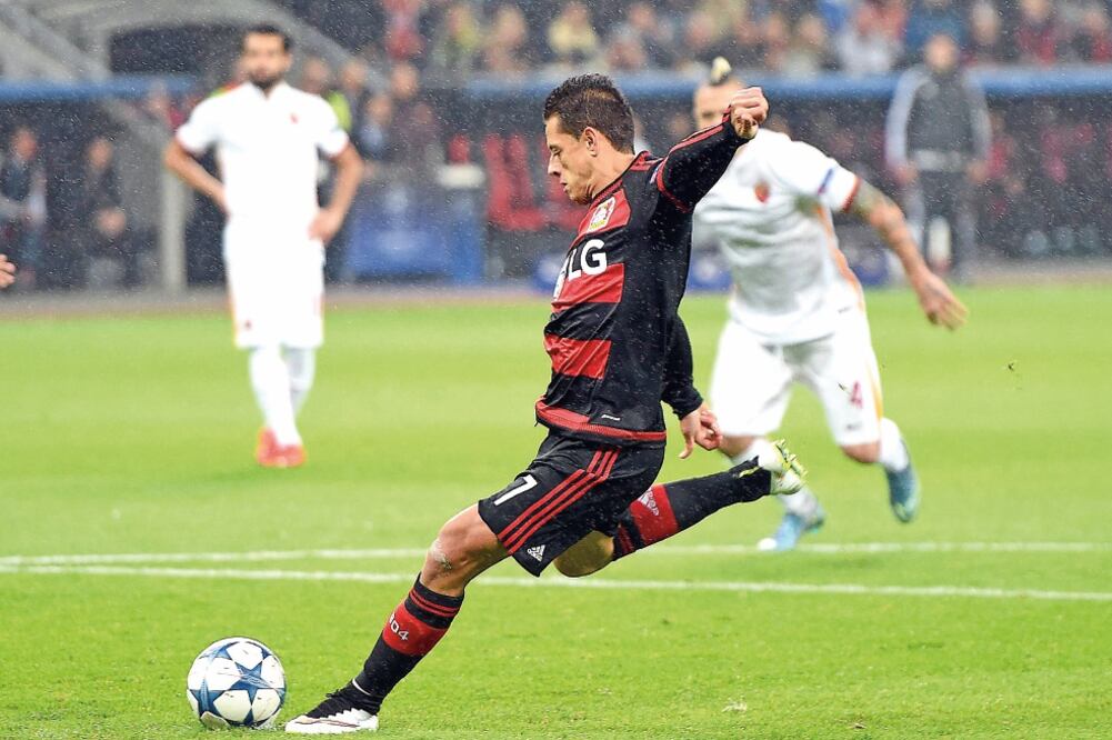 El delantero mexicano Javier Hernández espera contribuir en el marcador ante la baja producción de su equipo (XINHUA)