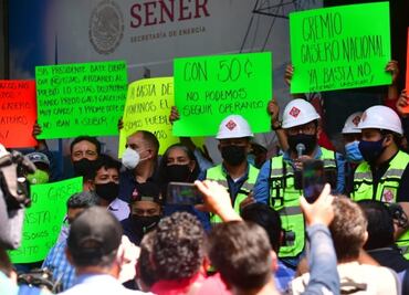 Gaseros se manifiestan afuera de la Sener contra tope en precios fijado al gas LP