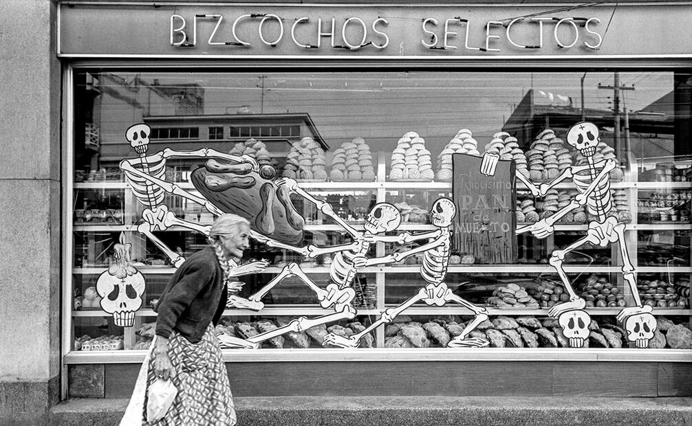 Una panadería sobre la calzada Ermita, en Iztapalapa de los años sesenta. El pan de muerto y los difuntos eran los protagonistas de esta vitrina, donde ahora hay una tienda de conveniencia. Foto: Bob Schalkwjik.