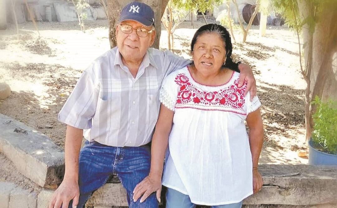 Severina Rosas y su esposo Heladio Mejía ya recibieron ambas dosis de la vacuna, pero han decidido esperar para regresar a la capital. Fotos: ESPECIAL