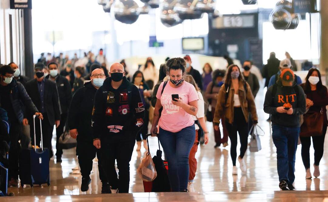 Las autoridades sanitarias instaron a la población a no viajar y el aeropuerto de Los Ángeles estaba el miércoles casi desierto (Foto: EFE)