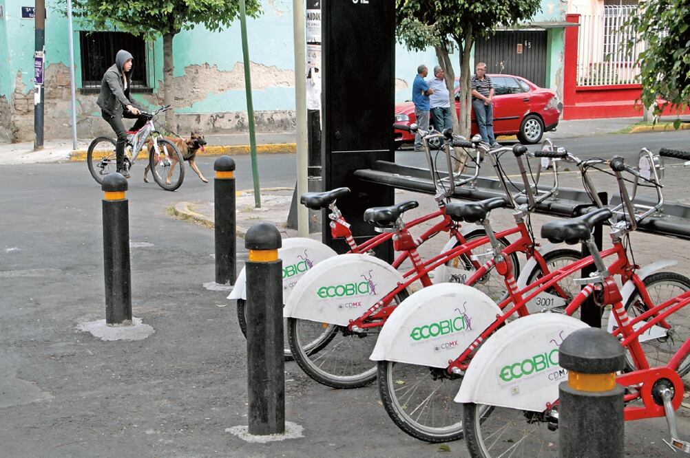 Al inscribirse al sistema, el usuario firma su respectivo contrato de adhesión al Sistema de Bicicletas Públicas de la ciudad de México de la Secretaria del Medio Ambiente del Distrito Federal (Sedema) (ARCHIVO EL UNIVERSAL)