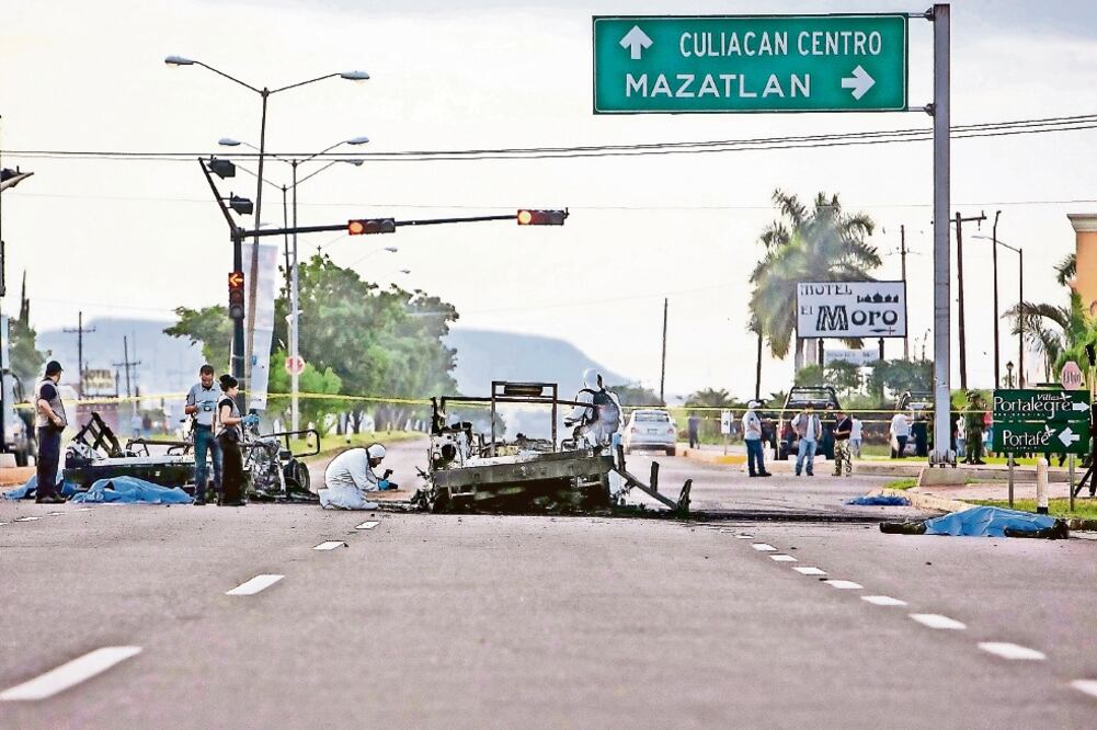 Certera agresión. El 30 de septiembre pasado, luego de un primer enfrentamiento, los soldados escoltaban una ambulancia y al entrar a Culiacán, fueron recibidos a balazos por un comando (ARCHIVO EL UNIVERSAL)