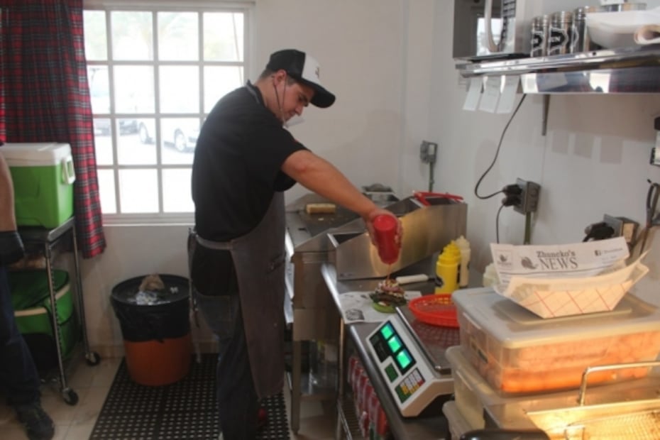 Bajas ventas lo llevan a crear la "coronaburguer"