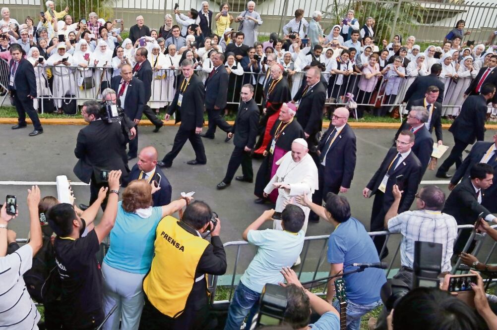 A su llegada a la Nunciatura Apostólica en Lima, el Papa saludó a algunos de los presentes. “Muchas gracias por haber venido hasta aquí. Gracias de corazón”, les dijo. (SEBASTIÁN CASTAÑEDA. EFE)