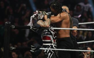 Penta pierde contra Roman Reigns y no consigue el cinturón de peso súper pesado de la WWE