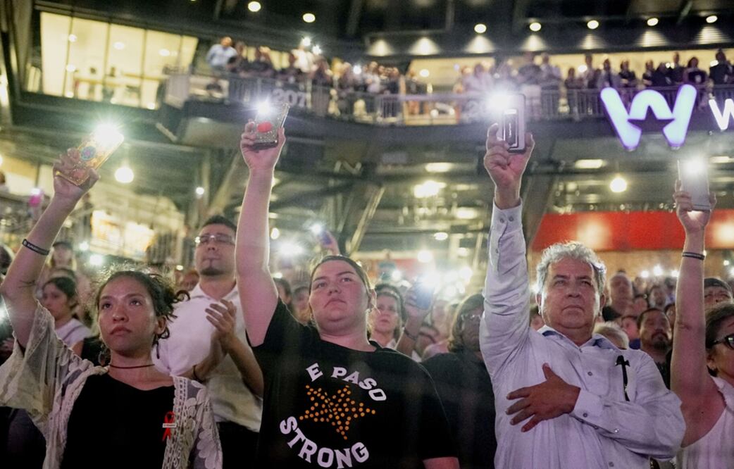 Realizan homenaje a víctimas de la masacre de El Paso, Texas en el Southwest University Park. Foto: AFP