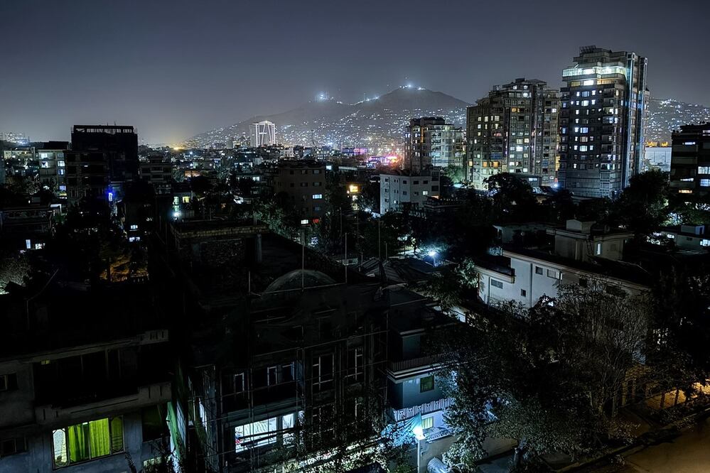 Una vista general de la ciudad de Kabul, al anochecer del 29 de septiembre de 2025, tras un corte de telecomunicaciones a nivel nacional. Foto: AFP
