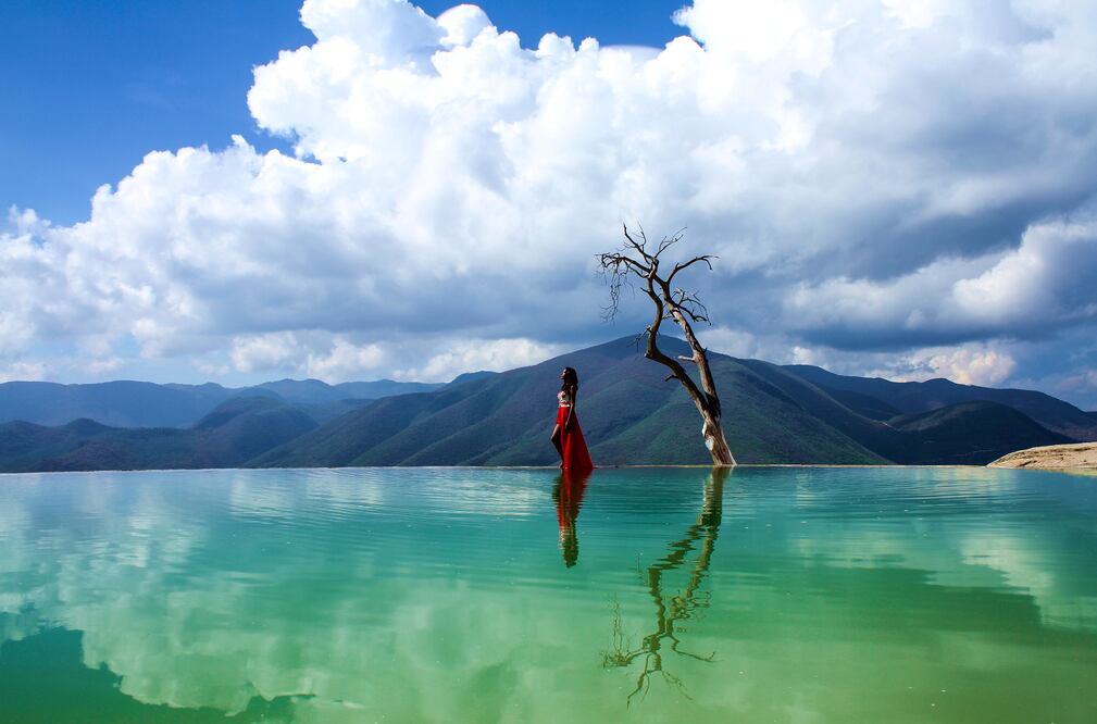 Poza en las cascadas petrificadas de Hierve el Agua. (Foto: Cortesía Sectur Oaxaca )