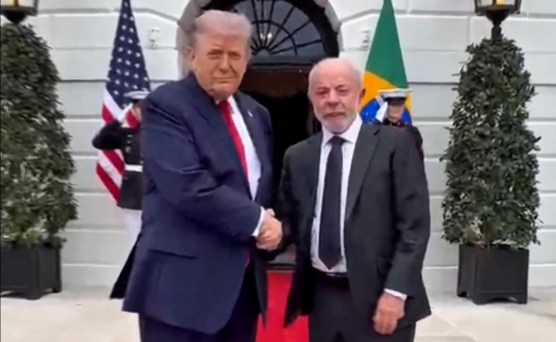 El presidente de Estados Unidos, Donald Trump, saludando a su homólogo de Brasil, Luiz Inácio Lula da Silva, durante su visita a la Casa Blanca. Foto: EFE
