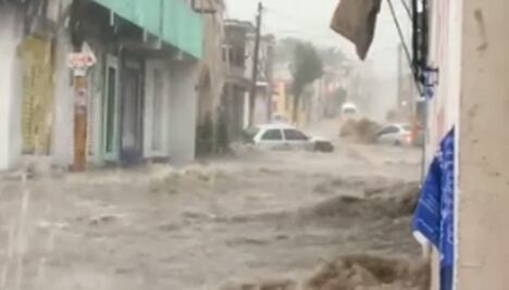 Tormenta deja torrente de agua que arrastra vehículos en Tultepec