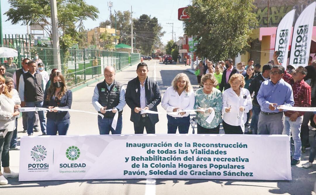 El gobernador Ricardo Gallardo Cardona (de chamarra negra) en la ceremonia de entrega de la reconstrucción de las vialidades. Foto: ESPECIAL