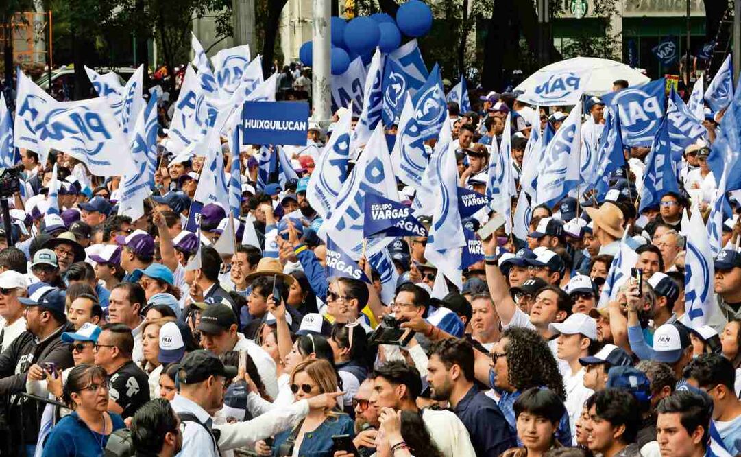 Politicos y militantes blanquiazules ondean sus banderas frente al ángel de la Independencia. Foto: Hugo Salvador / EL UNIVERSAL