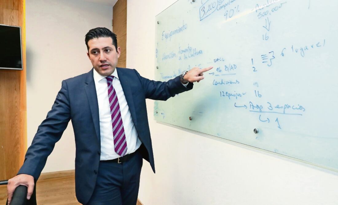 Mauricio Rodríguez Alonso, secretario de Educación, explicó que se reforzará el programa de alfabetización que inició en 2014 y logró reducir el número de personas que no saben leer ni escribir a sólo el 1.5% del total de los capitalinos (LUCÍA GODÍNEZ)