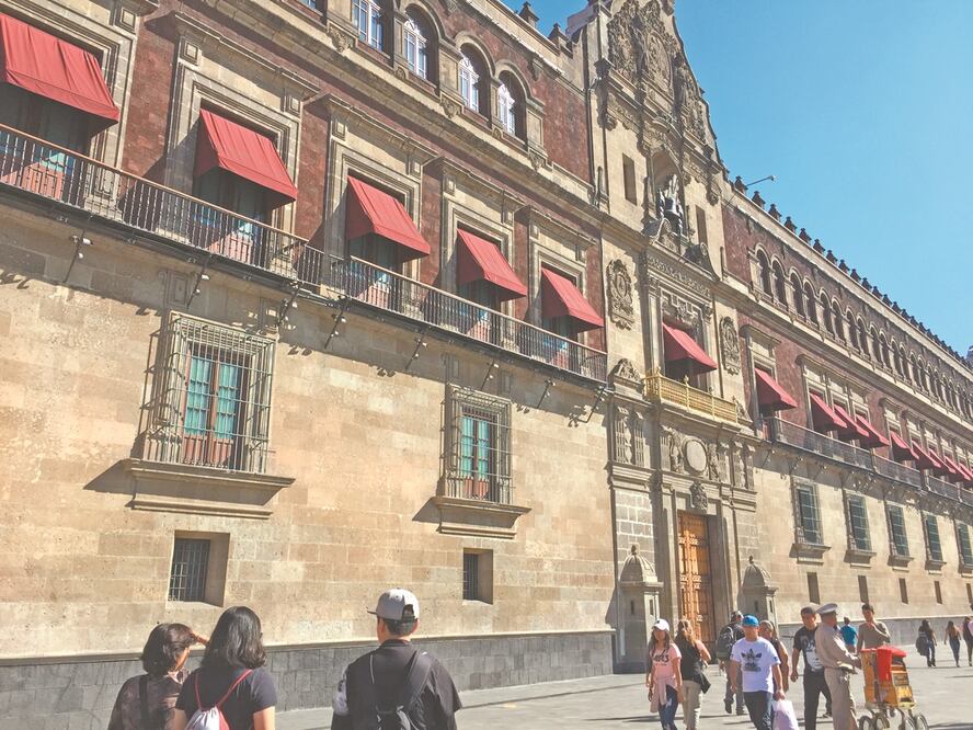 Para la iluminación arquitectónica-ornamental en las fachadas del Palacio Nacional, la SHCP informó que programó gastar 537 mil pesos. Foto: ARCHIVO EL UNIVERSAL