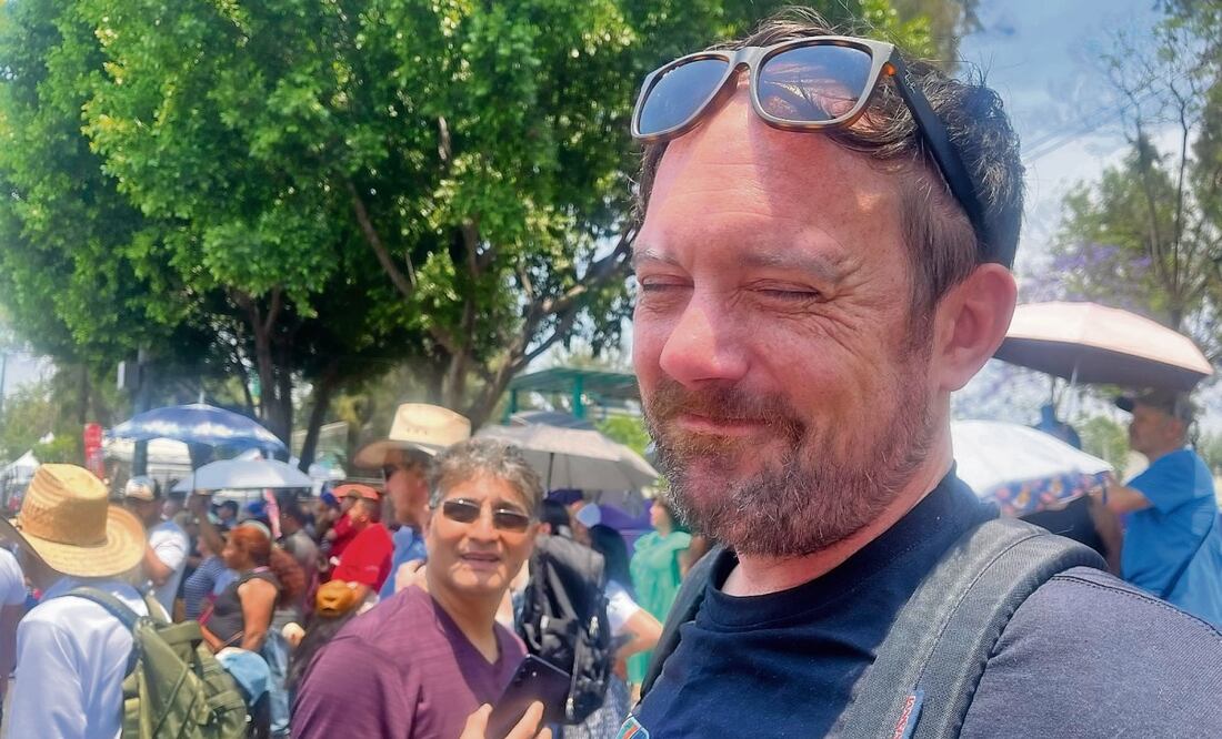 “Me sorprende su cultura”, dijo William, quien presenció la 182 representación del viacrucis. Foto: Laura Arana / EL UNIVERSAL