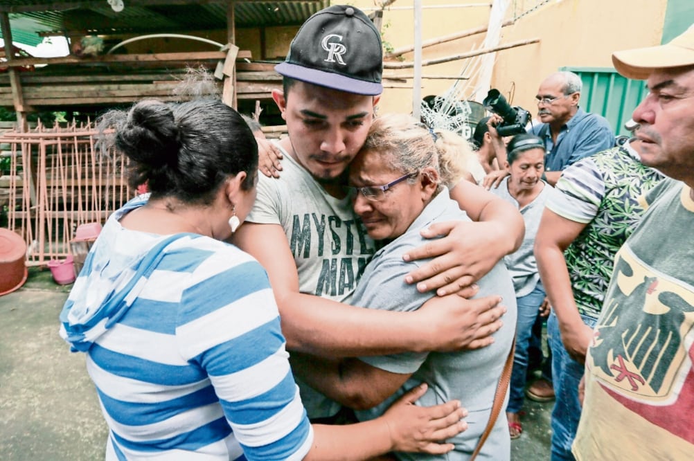Un hombre que había sido arrestado en protestas abraza a su familia tras haber sido liberado de la cárcel en Masaya, Nicaragua. (AFP)