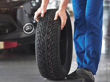 ¿Las llantas nuevas se deben colocar adelante o atrás?