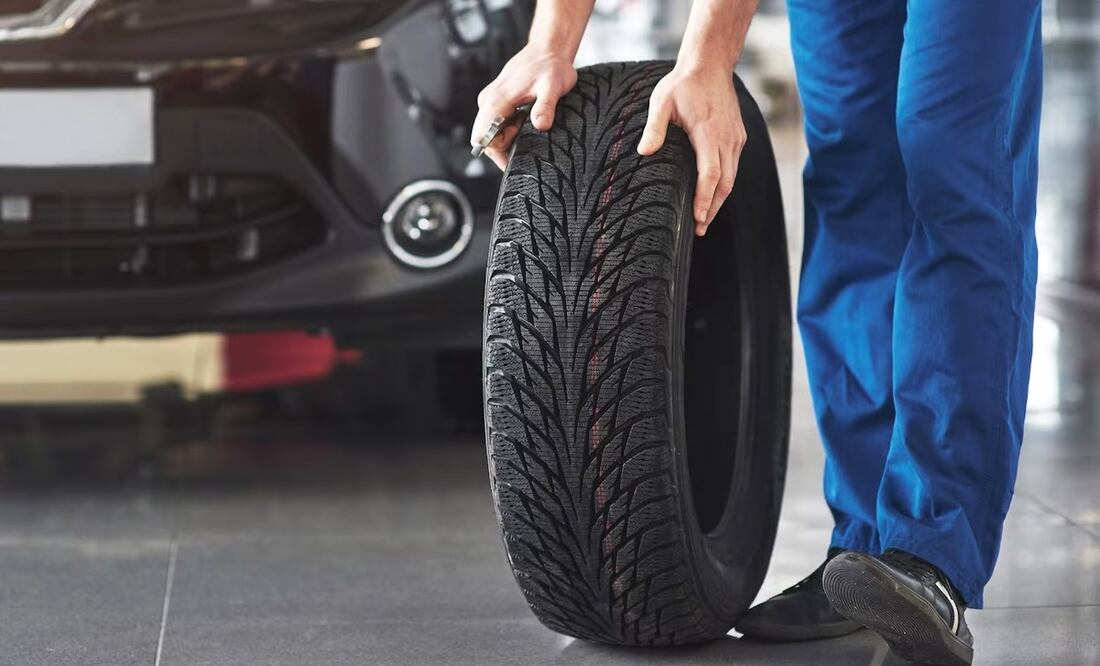 Es importante dar mantenimiento a las llantas para contrarrestar los efectos de la lluvia. Foto: Freepik