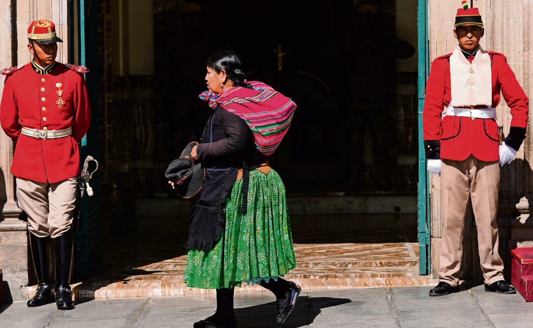 Una boliviana pasa junto al Palacio de Gobierno, en La Paz, un día después de la primera vuelta de las elecciones presidenciales. Foto: Juan Karita / AP