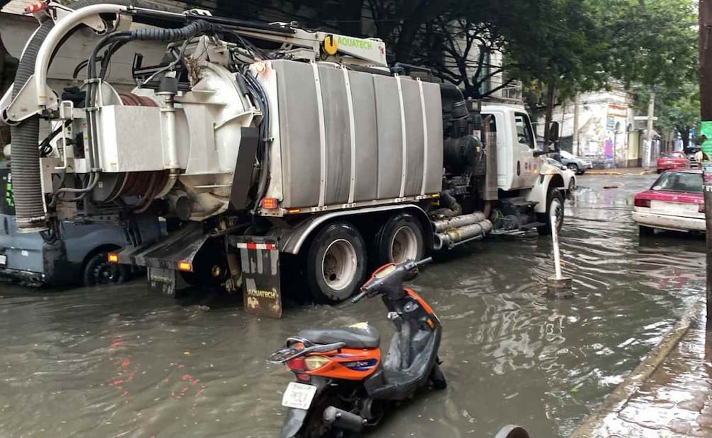 Segiagua efectuó labores de desazolve de la red de drenaje y lavado de accesorios hidráulicos sobre Paseo de la Reforma. Foto: Segiagua.