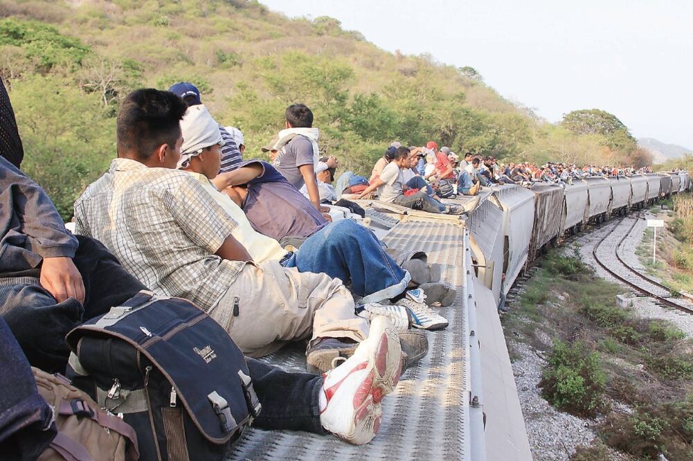 Los traficantes de personas engañan a sus potenciales víctimas con promesas de una fácil regularización migratoria, misma que no existe (NOTIMEX)
