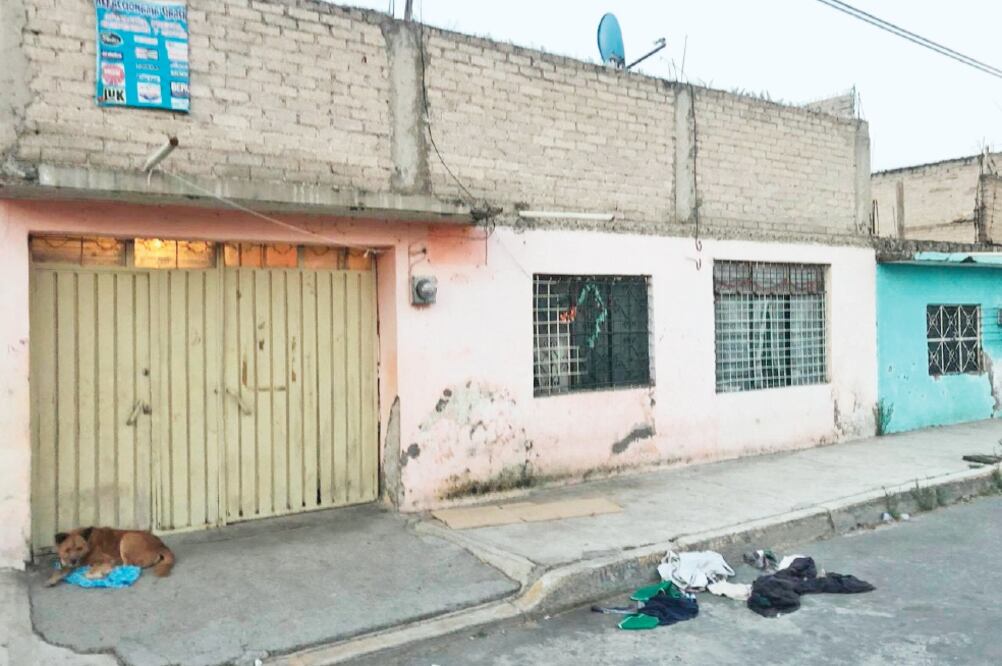 Policías municipales esperaron a que la madre de la menor agredida saliera de su casa para arrestarla; el padrastro se encuentra prófugo. Foto: ESPECIAL