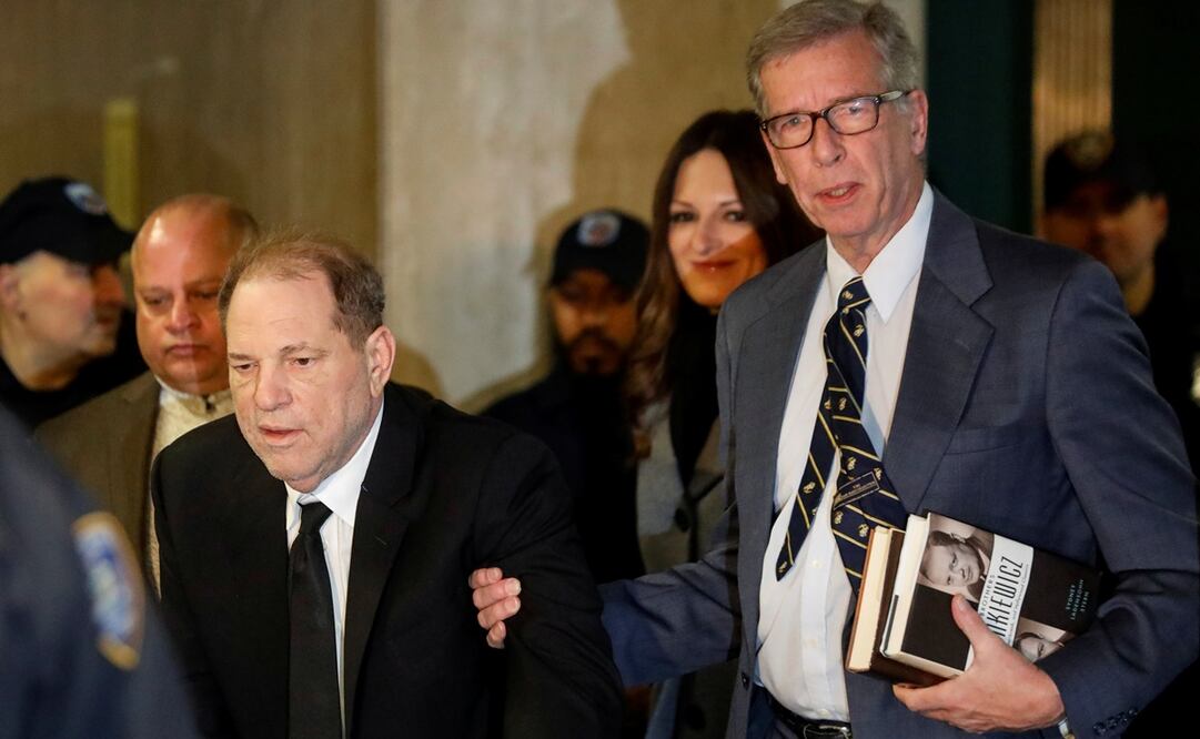 Por utilizar su celular, el magistrado amenazó a Harvey Weinstein con encarcelarlo. Fotos: Reuters  