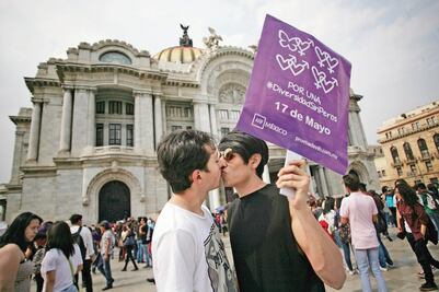 Iglesias formalizan ofensiva a bodas gay